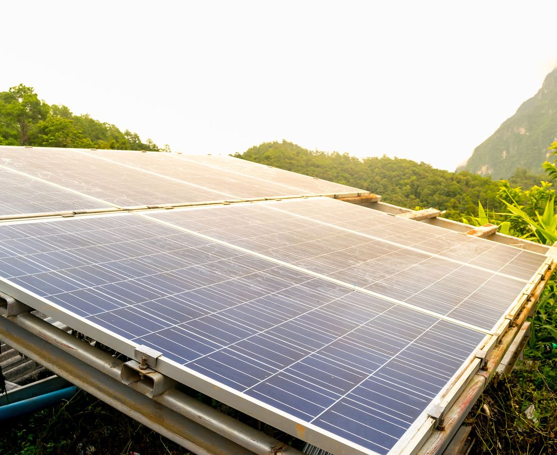 Photovoltaikanlage auf einer grünen Fläche